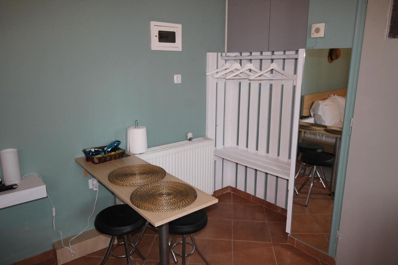 Pikinas Studios Near Ath Airport Markópoulon Екстериор снимка